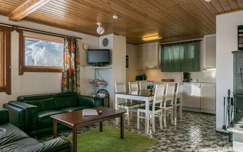 Alppikylä 3B: Mueble, Silla, Mueble Para Exteriores, Mesa, Madera, Mesa Al Aire Libre, Cocina Y Comedor Mesa, Sombra, Jardín, Paraguas