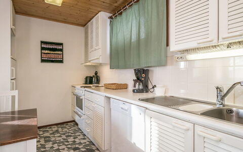 Alppikylä 3B: Mueble, Silla, Mueble Para Exteriores, Mesa, Madera, Mesa Al Aire Libre, Cocina Y Comedor Mesa, Sombra, Jardín, Paraguas