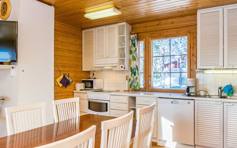 Alppikylä 3A: Mueble, Silla, Mueble Para Exteriores, Mesa, Madera, Mesa Al Aire Libre, Cocina Y Comedor Mesa, Sombra, Jardín, Paraguas