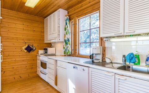 Alppikylä 3A: Mueble, Silla, Mueble Para Exteriores, Mesa, Madera, Mesa Al Aire Libre, Cocina Y Comedor Mesa, Sombra, Jardín, Paraguas