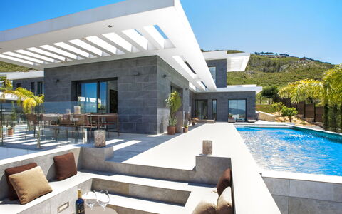 Villa Sareva: Cielo, Agua, Propiedad, Edificio, Sombra, Planta, Mueble Para Exteriores, Piscina, Arquitectura, Diseño De Interiores