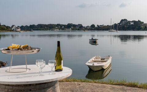 Le Moulin: Agua, Nube, Cielo, Barco, Los Recursos Hídricos, Watercraft, Botella, Lago, Planta, Vehículo
