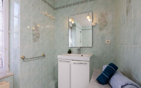La Grève: Piso, Suelo, Arreglo De Tubería, Diseño De Interiores, Loseta, Baño, Plomería, Grifo, Techo, Habitación