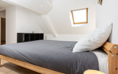 La Grève: Mueble, Piso, Habitación, Suelo, Diseño De Interiores, Cama, Madera, Suelos De Madera, Habitación, Casa
