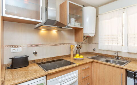 Cala Blanca i: Cocina, Aparato De Cocina, Mostrador, Electrodoméstico, Gabinetes, Fregadero, Madera, Estufa De Cocina, Diseño De Interiores, Lavabo