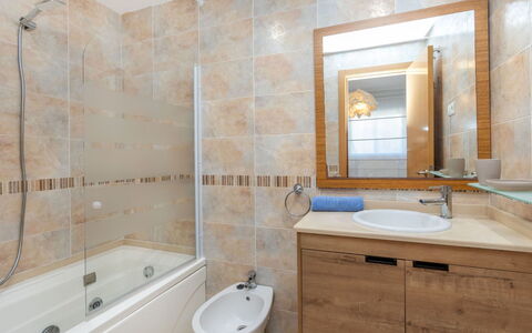 Cala Blanca i: Baño, Arreglo De Tubería, Piso, Diseño De Interiores, Lavabo, Suelo, Lavabo Del Baño, Espejo, Grifo, Bañera