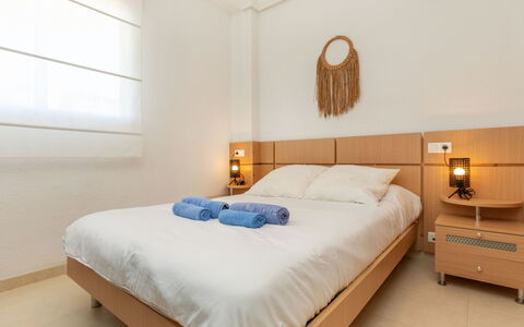 Cala Blanca i: Mueble, Cama, Diseño De Interiores, Habitación, Sábana, Lecho, Piso, Madera, Suelo, Habitación