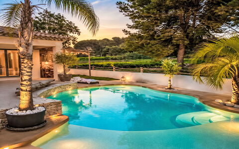 La Pinède: Piscina, Azul, Agua, Ocio, Recurso, Fuente De Agua, Eco Hotel, Mueble Para Exteriores, Material Compuesto, Paisajismo
