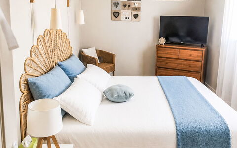 La Pinède: Mueble, Habitación, Cama, Diseño De Interiores, Lecho, Linos, Sábana, Madera, Amortiguar, Arrojar La Almohada