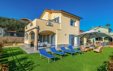 Villa Mimosa - Diano Marina: Cielo, Planta, Propiedad, Edificio, Ventana, Sombra, Arquitectura, Casa, Mueble Para Exteriores, Barrio Residencial