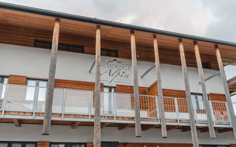 Kaprun 605: Nube, Cielo, Madera, Enladrillado, Ladrillo, Fachada, Barrio Residencial, Bienes Raíces, Techo