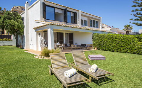 Maison del Mar: Planta, Cielo, Edificio, Propiedad, Ventana, Banco Al Aire Libre, Árbol, Porche, Casa, Mueble Para Exteriores