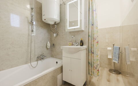 Gizella: Baño, Arreglo De Tubería, Diseño De Interiores, Piso, Lavabo Del Baño, Suelo, Lavabo, Grifo, Plomería, Baño