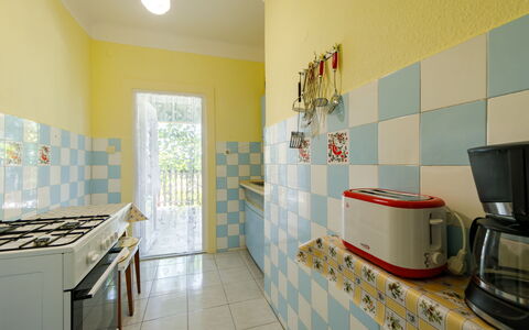 Gizella: Propiedad, Gabinetes, Edificio, Estufa De Gas, Estufa De Cocina, Mostrador, Cocina, Aparato De Cocina, Estufa, Diseño De Interiores