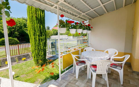 Gizella: Planta, Mueble, Propiedad, Mesa, Silla, Diseño De Interiores, Sombra, Edificio, Planta De Casa, Maceta