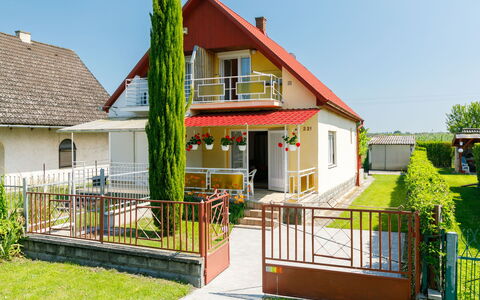 Gizella: Cielo, Planta, Propiedad, Ventana, Edificio, Árbol, Casa, El Terreno Del Lote, Madera, Cabaña