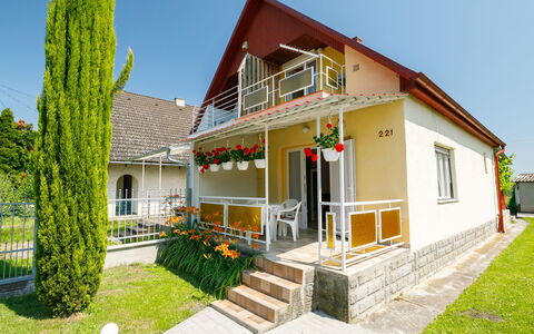 Gizella: Cielo, Edificio, Planta, Propiedad, Ventana, Casa, Flor, Puerta, Árbol, Arquitectura
