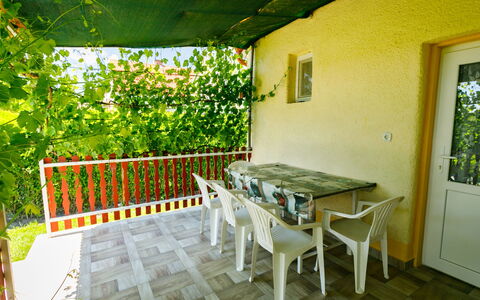 Gizella: Edificio, Mesa, Mueble, Planta, Verde, Ventana, Madera, Mueble Para Exteriores, Sombra, Diseño De Interiores
