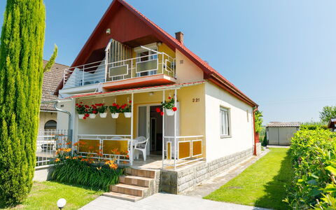 Gizella: Planta, Edificio, Ventana, Cielo, Verde, Casa, Árbol, Hierba, Puerta, El Terreno Del Lote