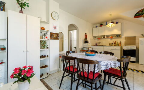 Csilla: Mesa, Mueble, Planta, Marco, Propiedad, Flor, Diseño De Interiores, Edificio, Silla, Planta De Casa