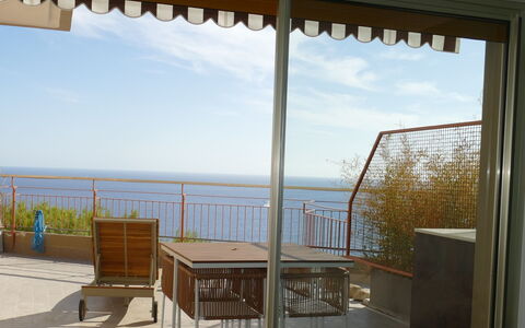 Ventimiglia 633: Cielo, Mesa, Propiedad, Mueble, Nube, Sombra, Madera, Silla, Edificio, Agua