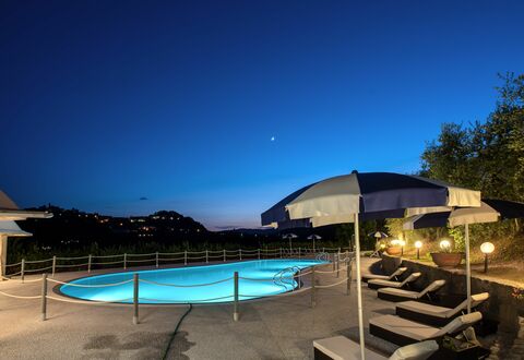 Villa Alfresco: Agua, Cielo, Planta, Piscina, Edificio, Azur, Sombra, Árbol, Mueble Para Exteriores, Cuerpo De Agua