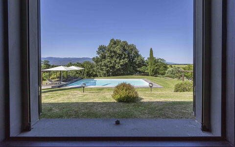 Casina Dell'acquaborra: El Terreno Del Lote, Sombra, Césped, Paisajismo, Casa De Campo, Piscina, Patio Interior