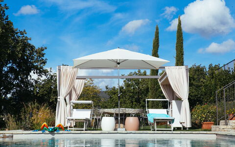 Villa Castiglioni: Agua, Nube, Cielo, Planta, Edificio, Paraguas, Sombra, Árbol, Mueble Para Exteriores, Piscina