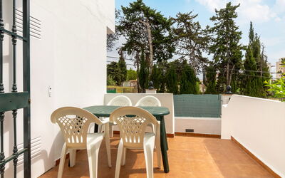 Torremolinos 28: Mueble, Mesa, Propiedad, Nube, Cielo, Edificio, Silla, Madera, Árbol, Sombra