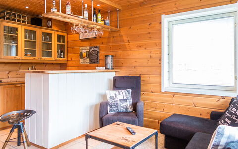 Tahkon Rantatupa 7 B: Madera, Piso, Suelo, Mueble, Suelos De Madera, Diseño De Interiores, Litera, Habitación, Manchas De Madera, Madera Dura