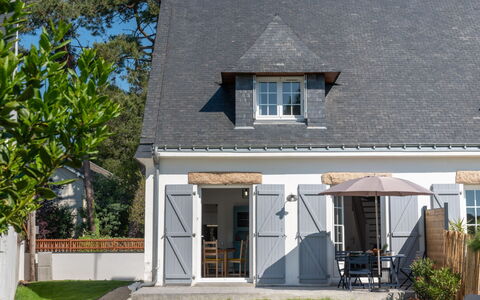 Bretagne: Planta, Edificio, Cielo, Ventana, Puerta, Sombra, Árbol, Casa, Hierba, El Terreno Del Lote