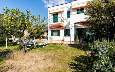 Marisol: Departamento, Recurso, Silla, Sombra, Balcón, Cocina Y Comedor Mesa, Restaurante, Eco Hotel, Hotel