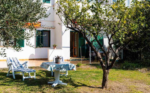 Marisol: Departamento, Recurso, Silla, Sombra, Balcón, Cocina Y Comedor Mesa, Restaurante, Eco Hotel, Hotel