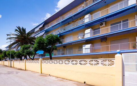 Las Perlas: Nube, Edificio, Cielo, Propiedad, Ventana, Azur, Arquitectura, Árbol, Diseño Urbano, Condominio