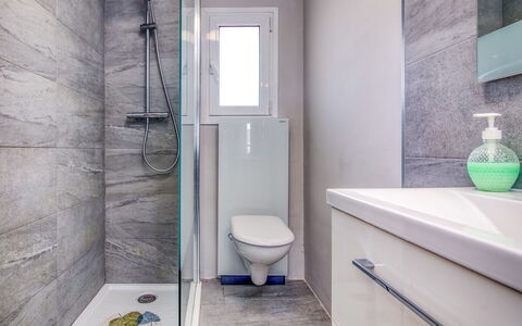 Las Perlas: Arreglo De Tubería, Propiedad, Fotografía, Blanco, Púrpura, Baño, Asiento Del Baño, Edificio, Negro, Diseño De Interiores