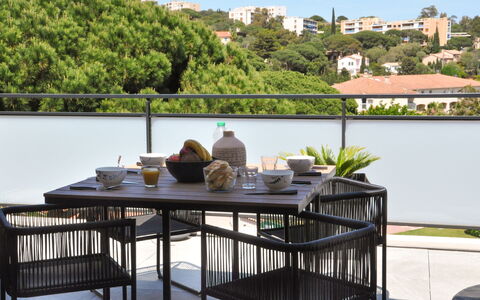 Eden Riviera: Agua, Cielo, Propiedad, Planta, Edificio, Nube, Piscina, Árbol, Barrio Residencial, Hierba