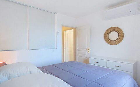 Les Grenadines: Mueble, Cama, Diseño De Interiores, Habitación, Pared, Suelo, Piso, Lecho, Madera, Sábana