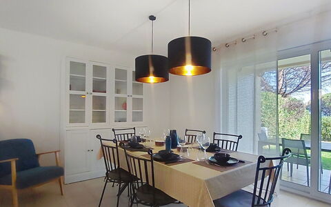 Les Grenadines: Mueble, Diseño De Interiores, Lámpara, Candelabro, Silla, Comedor, Techo, Madera, Piso, Mesa
