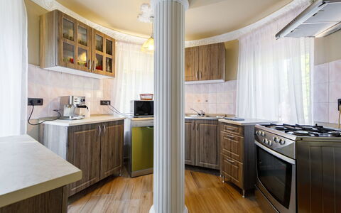Big Thuja: Mostrador, Gabinetes, Propiedad, Mueble, Ventana, Cocina, Mesa, Edificio, Madera, Estufa De Cocina