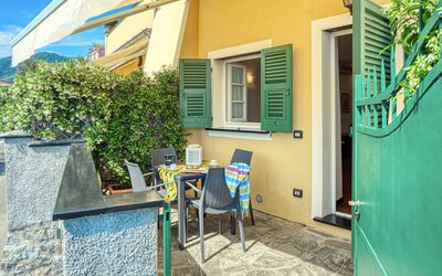 Villa Dell'erta - Levanto, Montale: Edificio, Planta, Ventana, Tiempo De Día, Propiedad, Puerta, Azul, Verde, Azur, Maceta