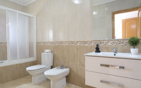 Calpetenis: Espejo, Arreglo De Tubería, Mueble De Baño, Propiedad, Lavabo, Lavabo Del Baño, Grifo, Baño, Planta, Planta De Casa