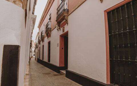 Posada La Casa Del Pintor: Ventana, Madera, Superficie De La Carretera, Edificio, Barrio, Callejón, Piso, La Carretera, Fachada, Ciudad