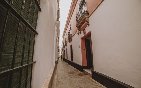 Posada La Casa Del Pintor: Edificio, Madera, Casa, Superficie De La Carretera, Piso, Ventana, Fachada, Tintes Y Sombras, Planta De Casa, Ladrillo