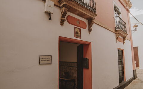 Posada La Casa Del Pintor: Propiedad, Edificio, Madera, Puerta, Barrio, Casa, Fachada, Tintes Y Sombras, Piso