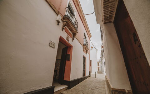 Posada La Casa Del Pintor: Madera, Edificio, Puerta, Ventana, Piso, Tintes Y Sombras, Fachada, Casa, La Carretera