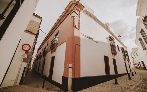 Posada La Casa Del Pintor: Cielo, Nube, Edificio, Ventana, Callejón, Fachada, Tintes Y Sombras, La Carretera, Puerta, Ciudad