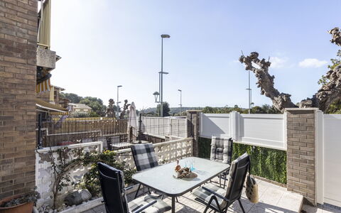 Mora Igor: Cielo, Propiedad, Mesa, Mueble, Edificio, Maceta, Silla, Planta, Mesa Al Aire Libre, Mueble Para Exteriores