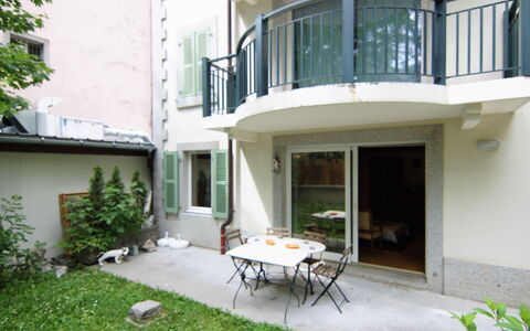 Les Jardins de L'Astoria: Planta, Propiedad, Mueble, Mesa, Edificio, Ventana, Silla, Arquitectura, Diseño De Interiores, Mesa Al Aire Libre