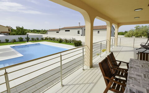 Nisa: Edificio, Propiedad, Cielo, Planta, Sombra, Casa, Madera, Porche, Piscina, Mueble Para Exteriores