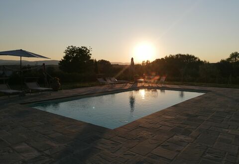 Il Pozzo Di San Barnaba: Agua, Cielo, Los Recursos Hídricos, Piscina, Árbol, Cuerpo De Agua, Paisaje, Puesta De Sol, Ocio, Material Compuesto